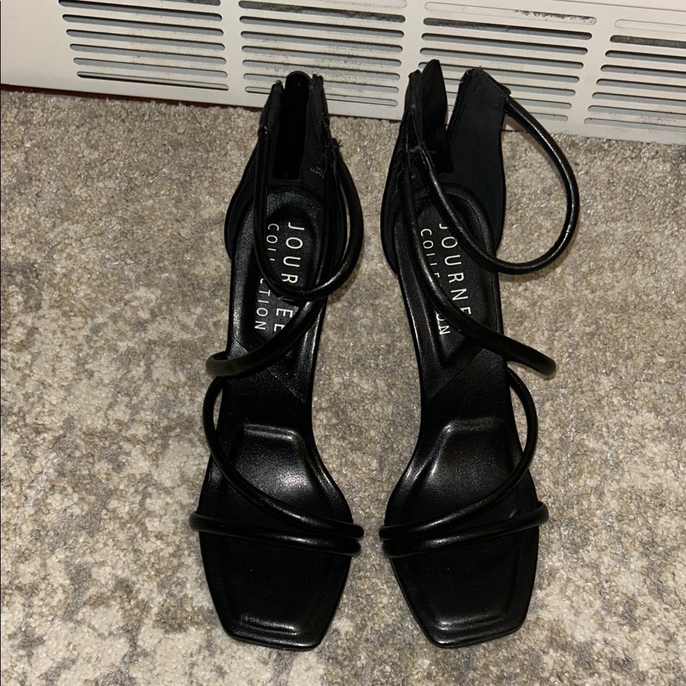 Journee Collection Elegant Black Heels